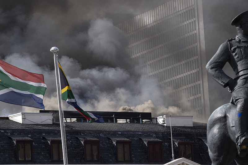 Elolthatatlan a Fokváros parlamentjét pusztító tűz
