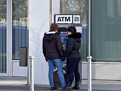 Tilos kivenni a devizát, megrohamozták a bankokat az oroszok