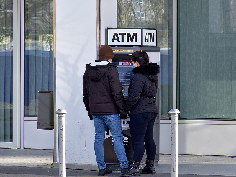 Hány ATM-et kötelesek működtetni a bankok?