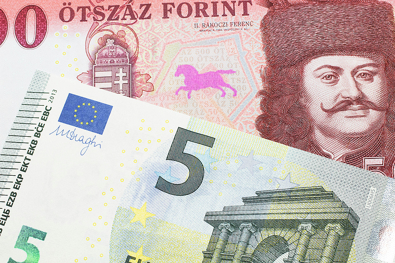 Újabb csapás a forintra, az euró 375 fölé szaladt