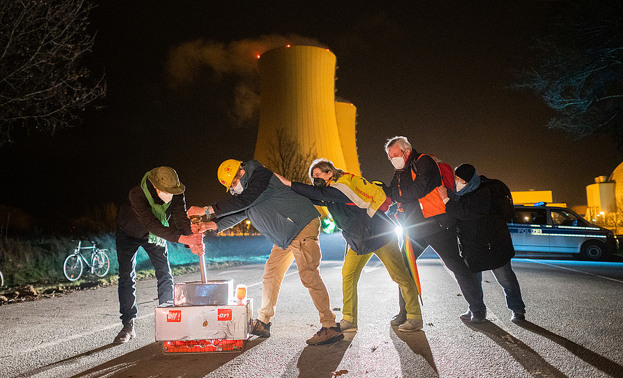 A Grohnde-i atomerőmű leállását ünneplik német atomellenes aktivisták (2021. december 31.)
