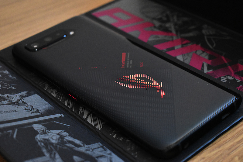 Csúcsteljesítmény, színes fények és visszafogott újítások – Asus ROG Phone 5s