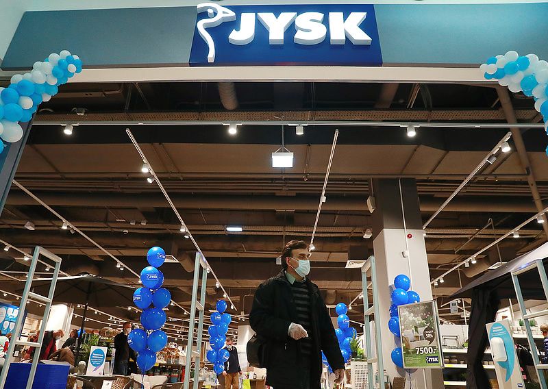 Újabb óriáscég adta be a derekát: kiárusítják orosz boltjaikat és lelépnek