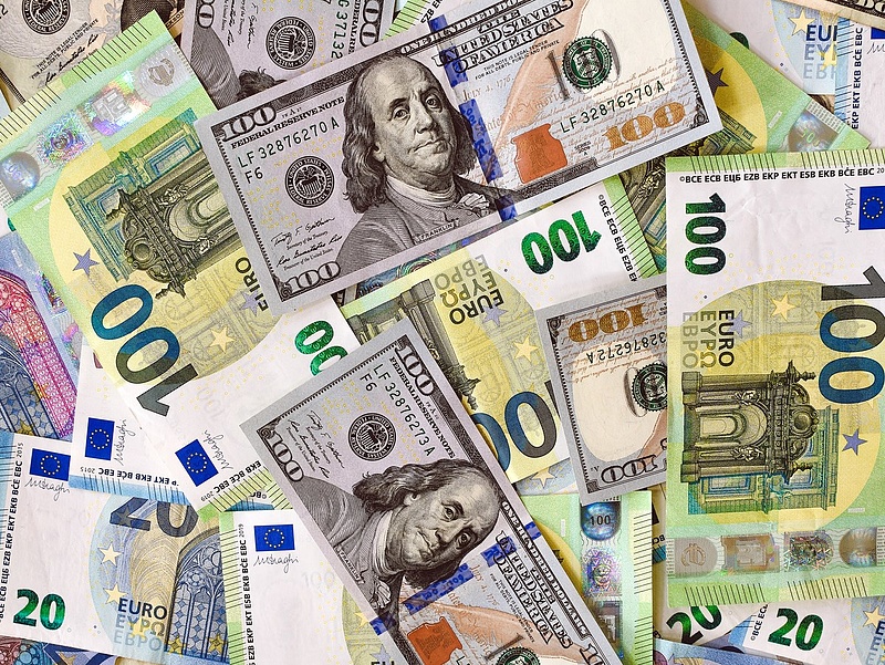 Húszéves mélypontra süllyedt az euró árfolyama a dollárral szemben