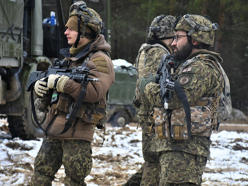 Magyar katonák is tagjai a NATO romániai harccsoportjának