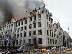 Mégsem adják fel az oroszok Harkivot, tűz alatt a város