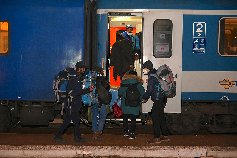 Szijjártó: a héten 3077 Ukrajnából menekülő külföldinek segített Magyarország hazajutni