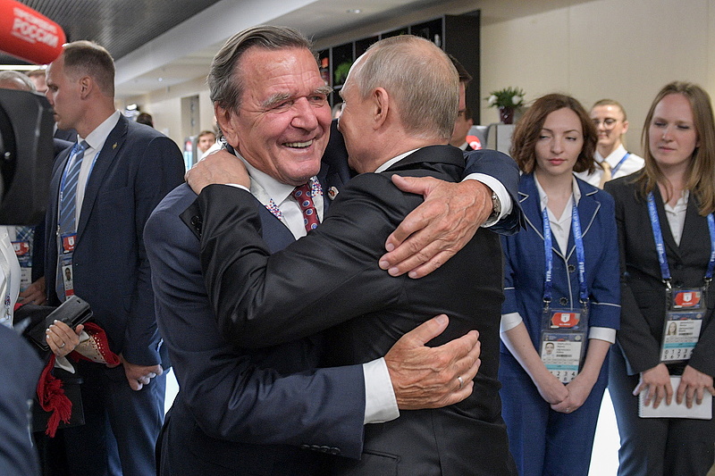 Addig bulizott az oroszokkal Schröder felesége, amíg ki nem rúgták