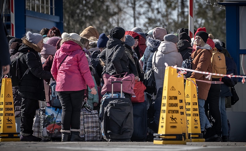 Spanyolország 400 eurós havi támogatást ad ukrán menekülteknek
