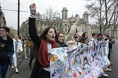 A diákok együtt tüntettek a sztrájkoló tanárokkal