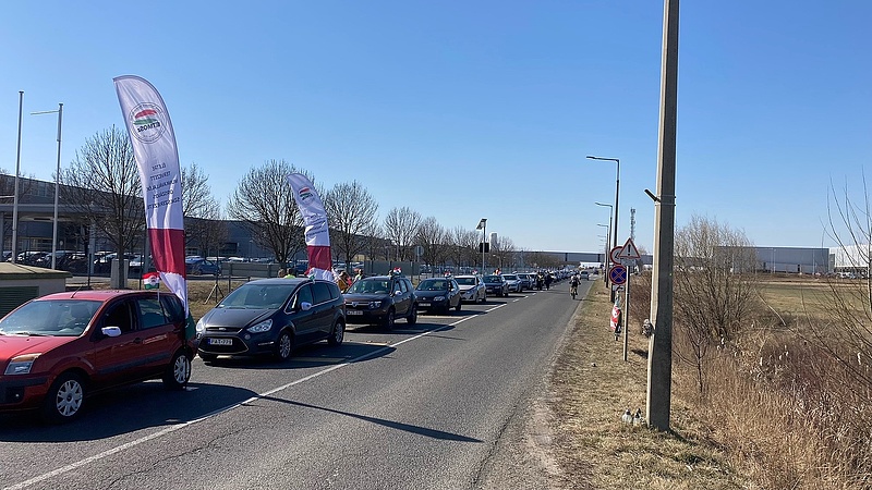 Lezárták az utat a dolgozók a hatvani Bosch-gyár előtt