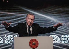 Erdoğan tárt karokkal várja Putyin üldözött embereit és a pénzüket, sokuk már el is indult