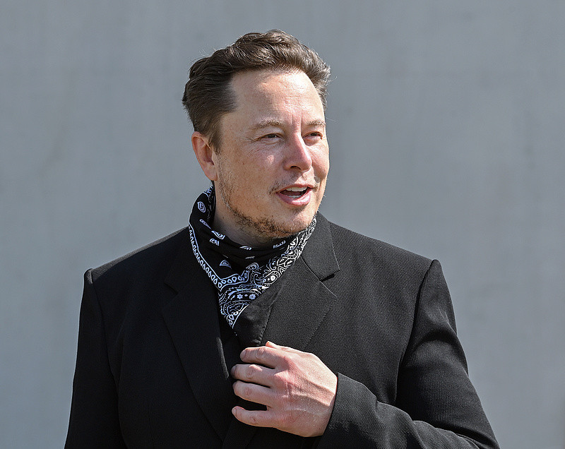Elon Musk jegelte a Twitter felvásárlását