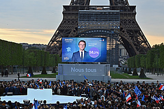 Zajlik az élet Franciaországban: nem unatkozik Macron