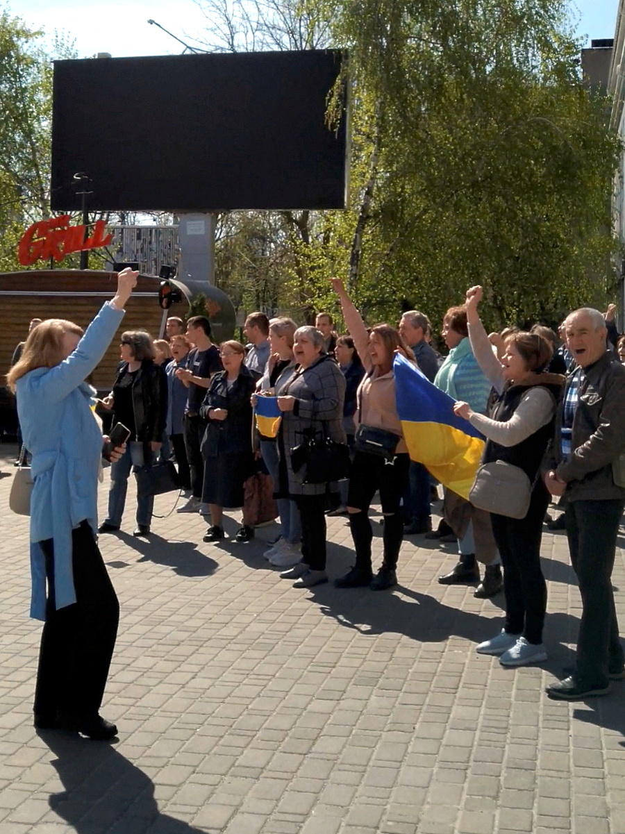 Herszon, Ukrajna, ellenállás, tüntetés az orosz megszállók ellen, 2022. április 27