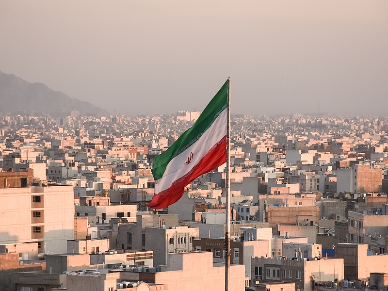 Tovább izmozik Irán: a teheráni külügy bekérette a brit és a norvég nagykövetet