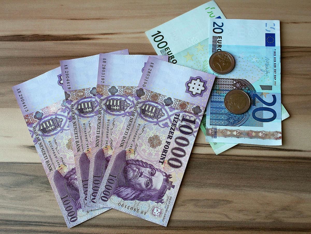 Megállíthatatlan zuhanásban a forint: már 412-nél jár az euró