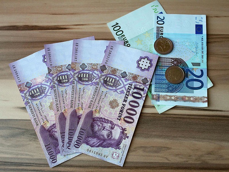 Válságspirálban a forint, már a 410-es eurót közelíti az árfolyam