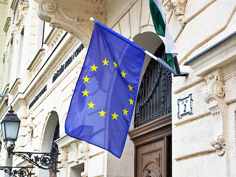Ellentmondásos adatpár született Magyarországon, 15 éves csúcson az EU népszerűsége