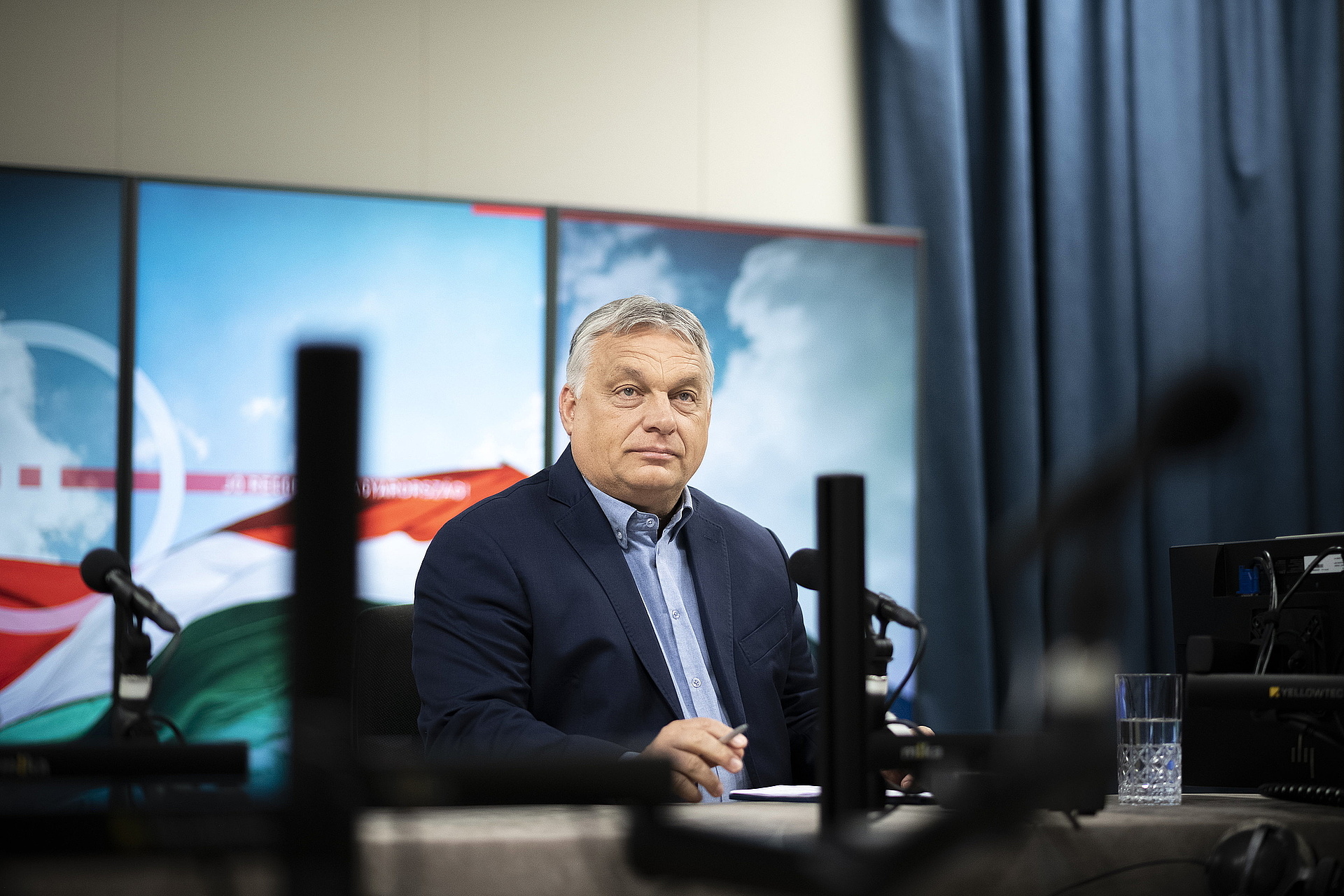 Orbán Viktor kormányfő a Kossuth rádió stúdiójában, ahol interjút adott a Jó reggelt, Magyarország! című műsorban 2022. július 15-én.