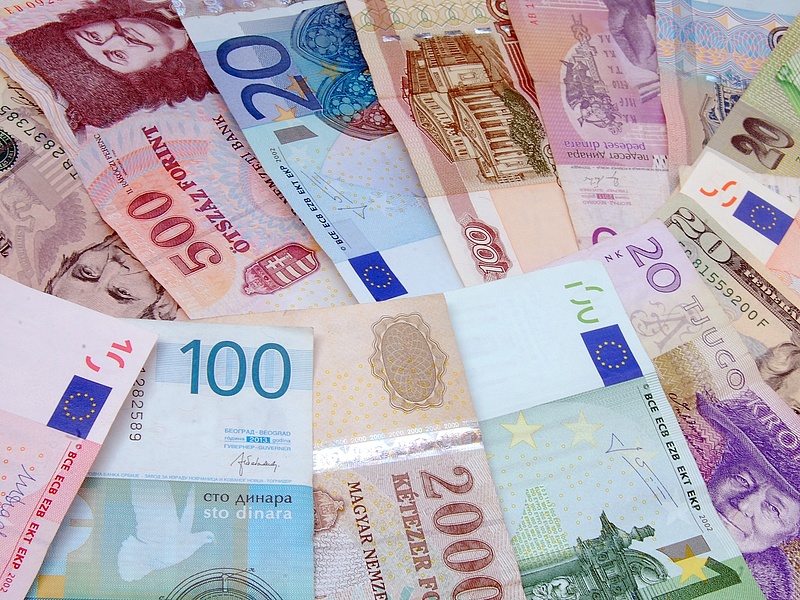 Gyengül a forint, az EU nem küld pénzt és az OMSZ-botrány sem használ az árfolyamnak