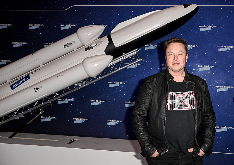 Elon Musk űrcége még fizet is azért, hogy feltörjék a műholdjait