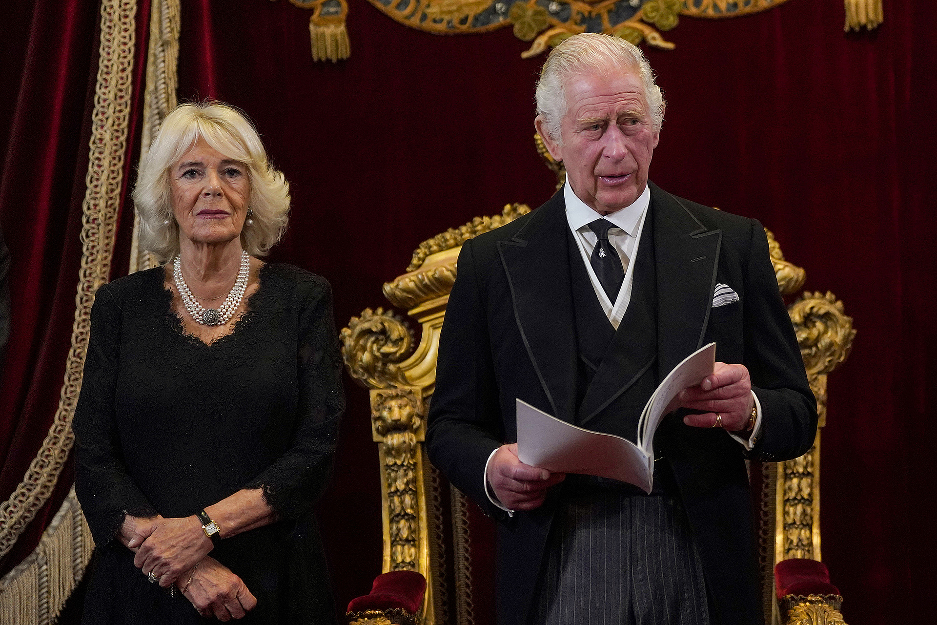 Camilla brit hitves-királynő (balra) hallgatja, ahogy III. Károly brit király beszél a csatlakozási tanács ülésén a Szent Jakab-palotában.