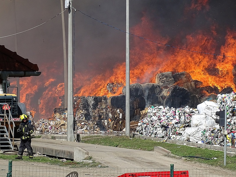 Dél óta ég egy hulladékkezelő központ, kiterjedt a tűz