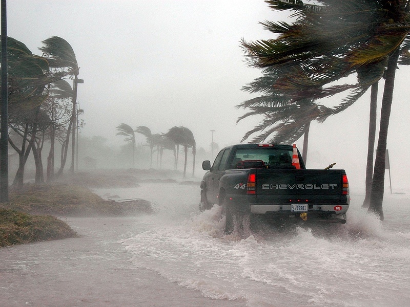 Minden idők egyik legpusztítóbb hurrikánjára készül Floriada