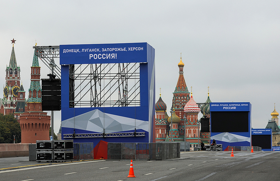 Előkészületek a területek elcsatolása miatt tartott ünnepséghez a moszkvai Vörös téren.