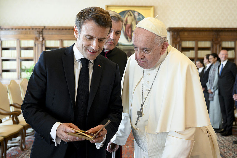 Macron és Ferenc pápa Ukrajna mellett a Kaukázusra koncentrált