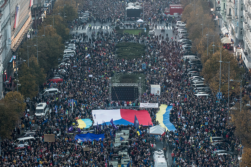 Hatalmas tömegtüntetés volt Ukrajna mellett Prágában