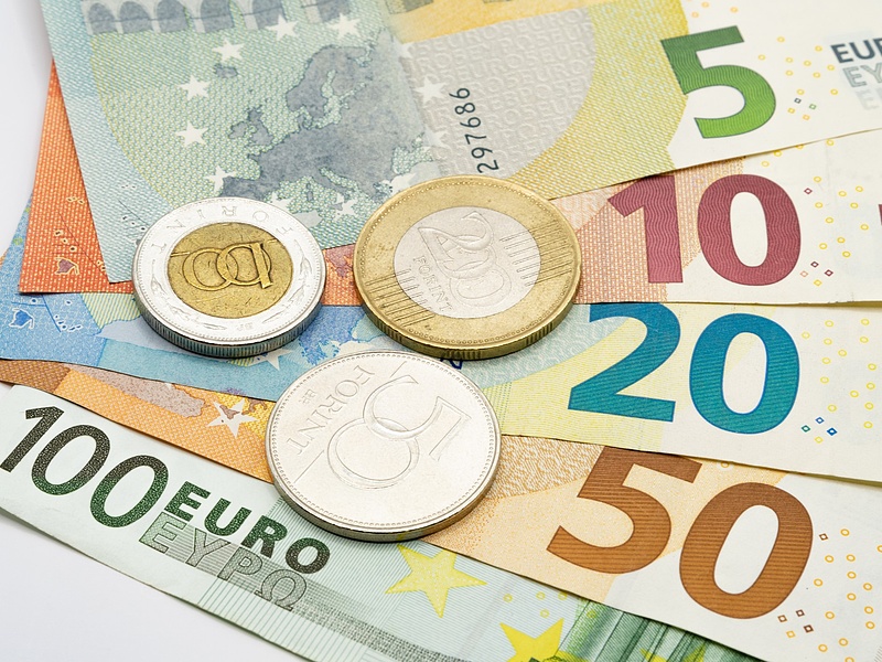 Késik a brüsszeli pénz, visszatérhet a 430-as euró