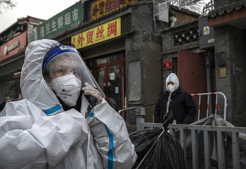 Kína hátat fordít a szigorú járványszabályoknak