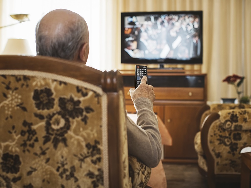 Még a tévé a legnépszerűbb tartalomfogyasztási eszköz az idősebbek körében