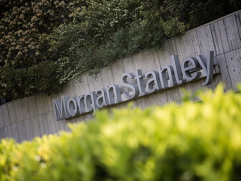 Büntette bankárait a Morgan Stanley a WhatsApp használatáért