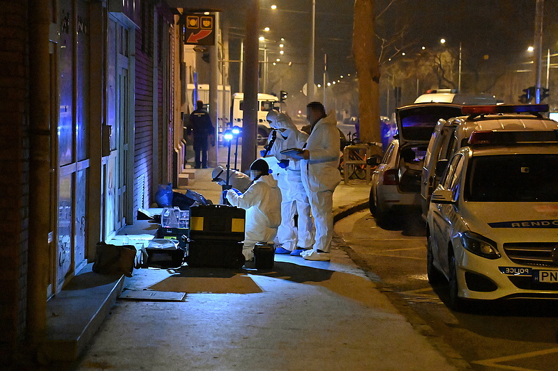 Megkéseltek három rendőrt Budapesten, egyikük meghalt