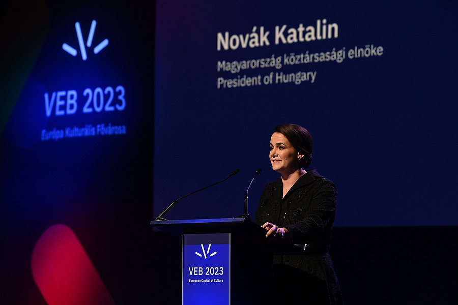 Novák Katalin köztársasági elnök beszédet mond a Veszprém-Balaton 2023 Európa Kulturális Fővárosa (EKF) program hivatalos megnyitóján a veszprémi Hangvillában