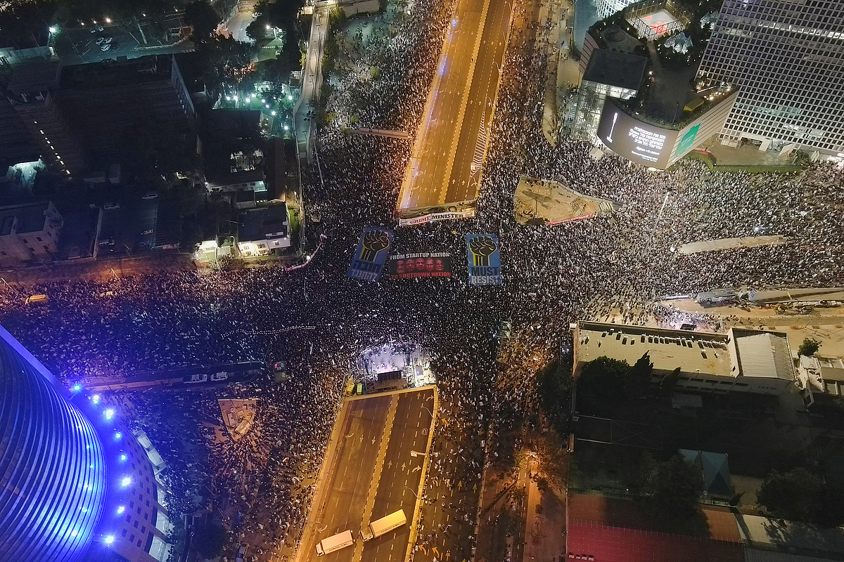 Hatalmas tömeg tüntetett Tel-Avivban a vitatott igazságügyi reformtervezet ellen