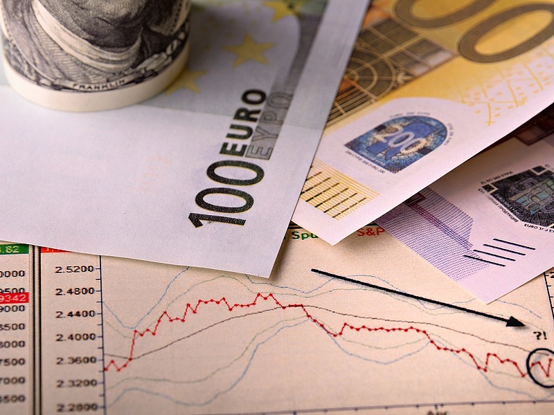 Elhasalt a forint az amerikai bankcsődök miatt, csak az euró van jó formában