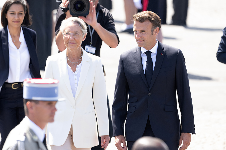 Élisabeth Borne francia miniszterelnök és Emmanuel Macron