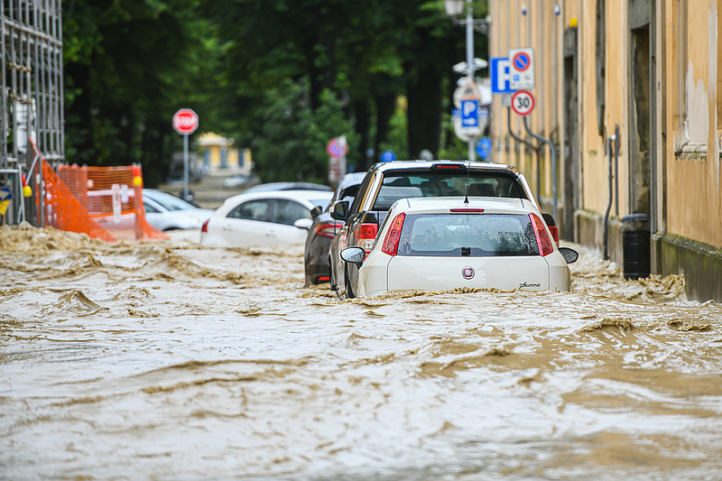 Halálos áradások pusztítottak Olaszországban, és további esőzés várható – KÉPEKKEL