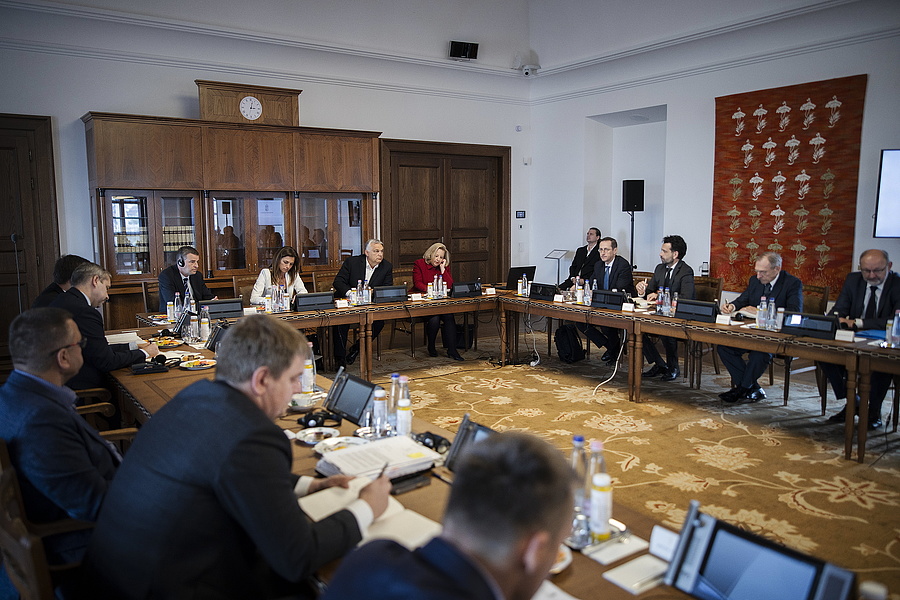 Orbán Viktor miniszterelnök kormányának tagjai körében a 2024. második félévi magyar EU-elnökség tanácsi formációit elnöklő miniszterek felkészítő fórumán a Karmelita kolostorban