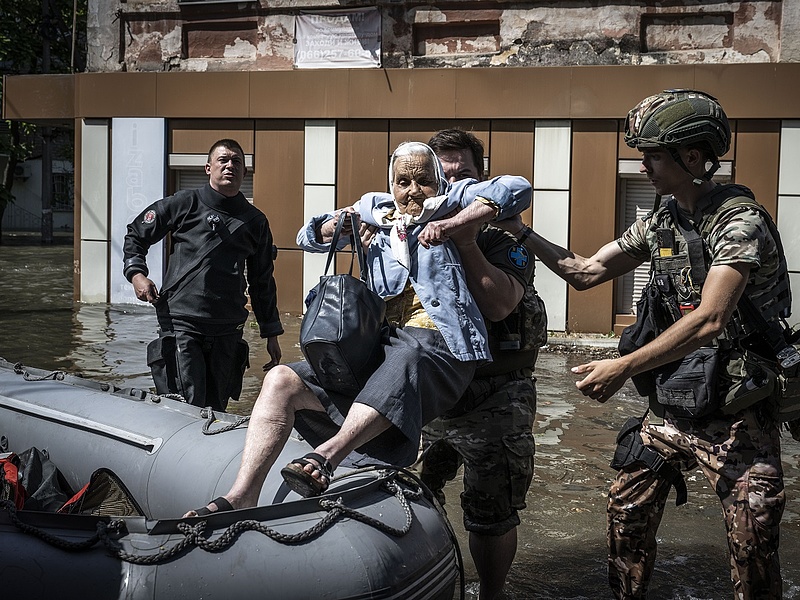 Az ukrán elnök szerint holttestek úsznak a lerombolt gát árvizében
