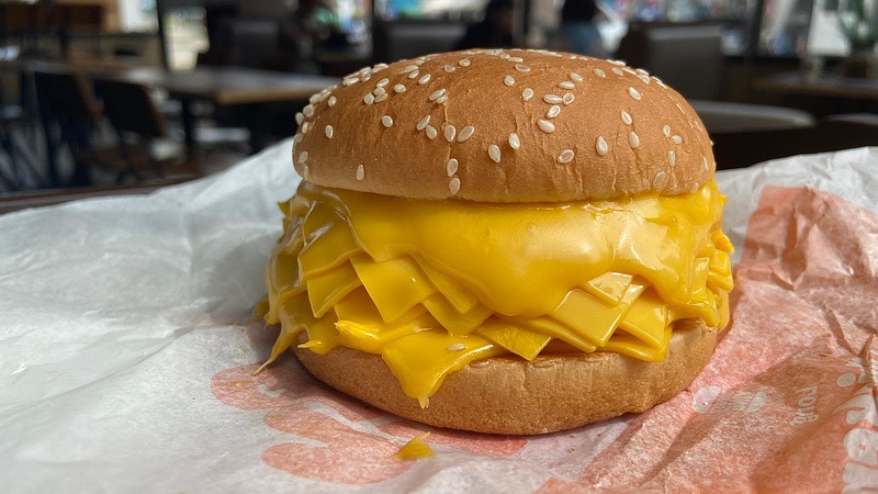 Húsz szelet sajt és hús semmi: új szendvicsszörnnyel sokkol a Burger King