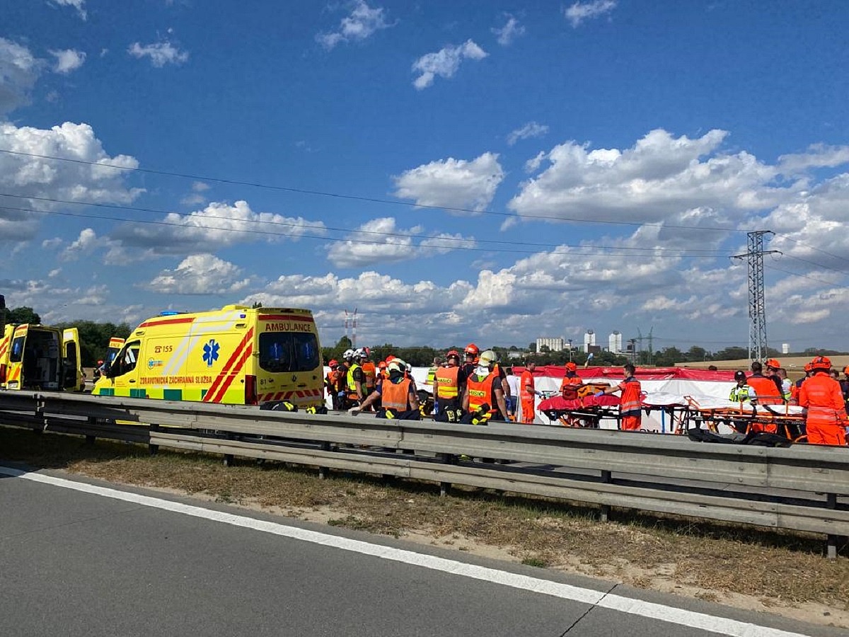 Un muerto y 76 heridos Dos autobuses chocaron cerca de Brno con húngaros a bordo