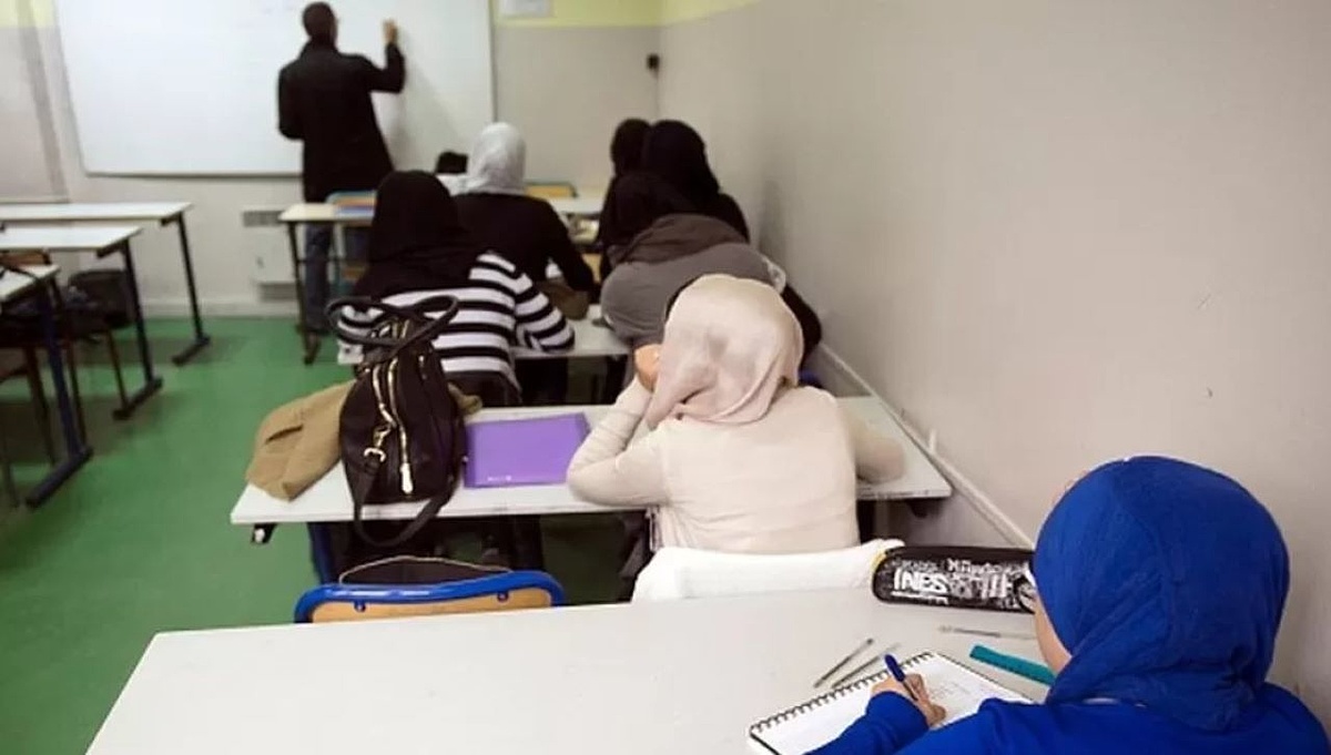 Ezért tiltották be az abaya viseletét a francia állami iskolákban