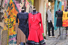 Kétmillió forintnyi hamis designer ruhával bukott le egy árus a somogyi piacon 