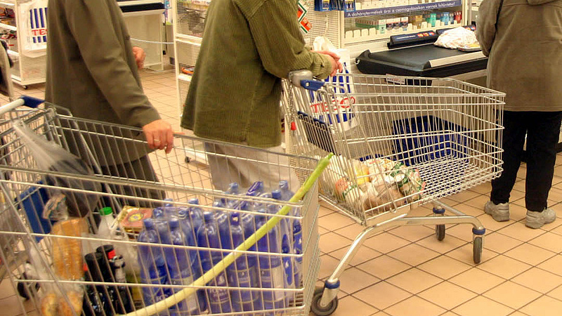 Nagy változás a Tesco és az Auchan pénztáraknál - a nyugdíjasok is rákapnak