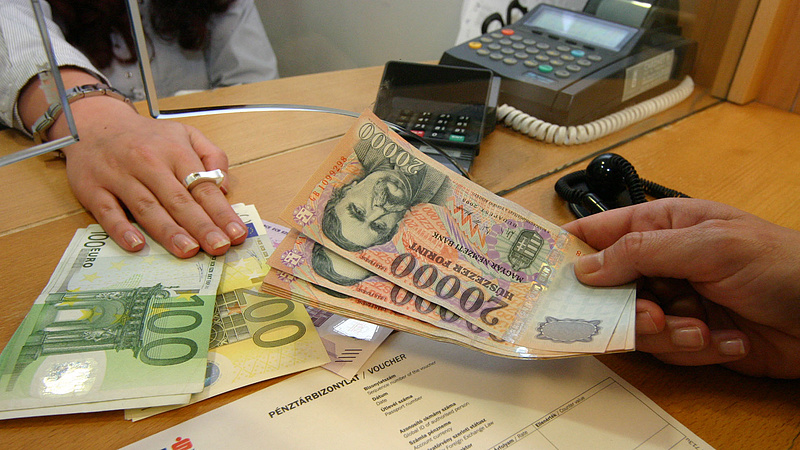 323 forint alatt jegyzik az eurót